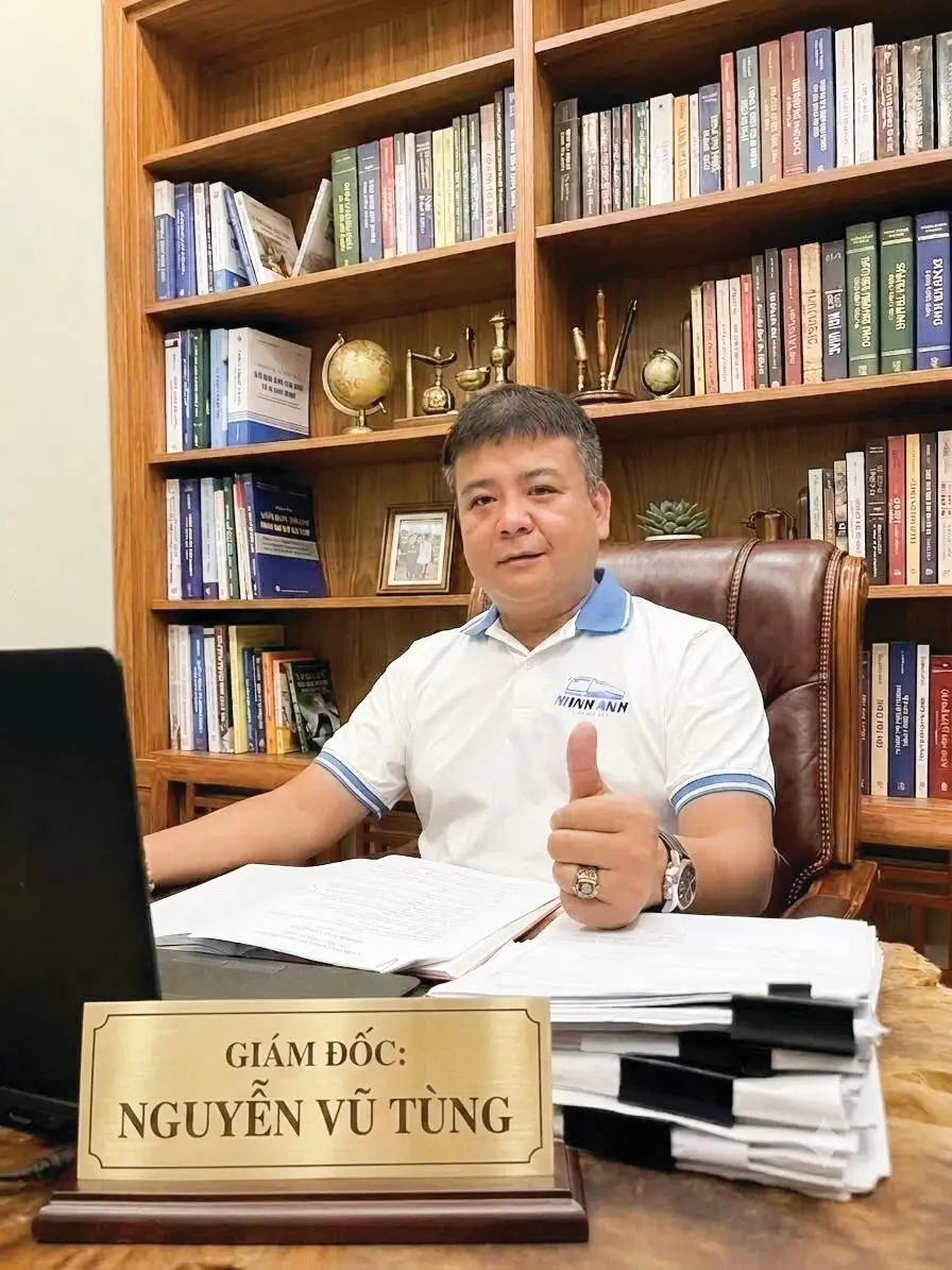 Giám đốc Nguyễn Vũ Tùng tại bàn làm việc